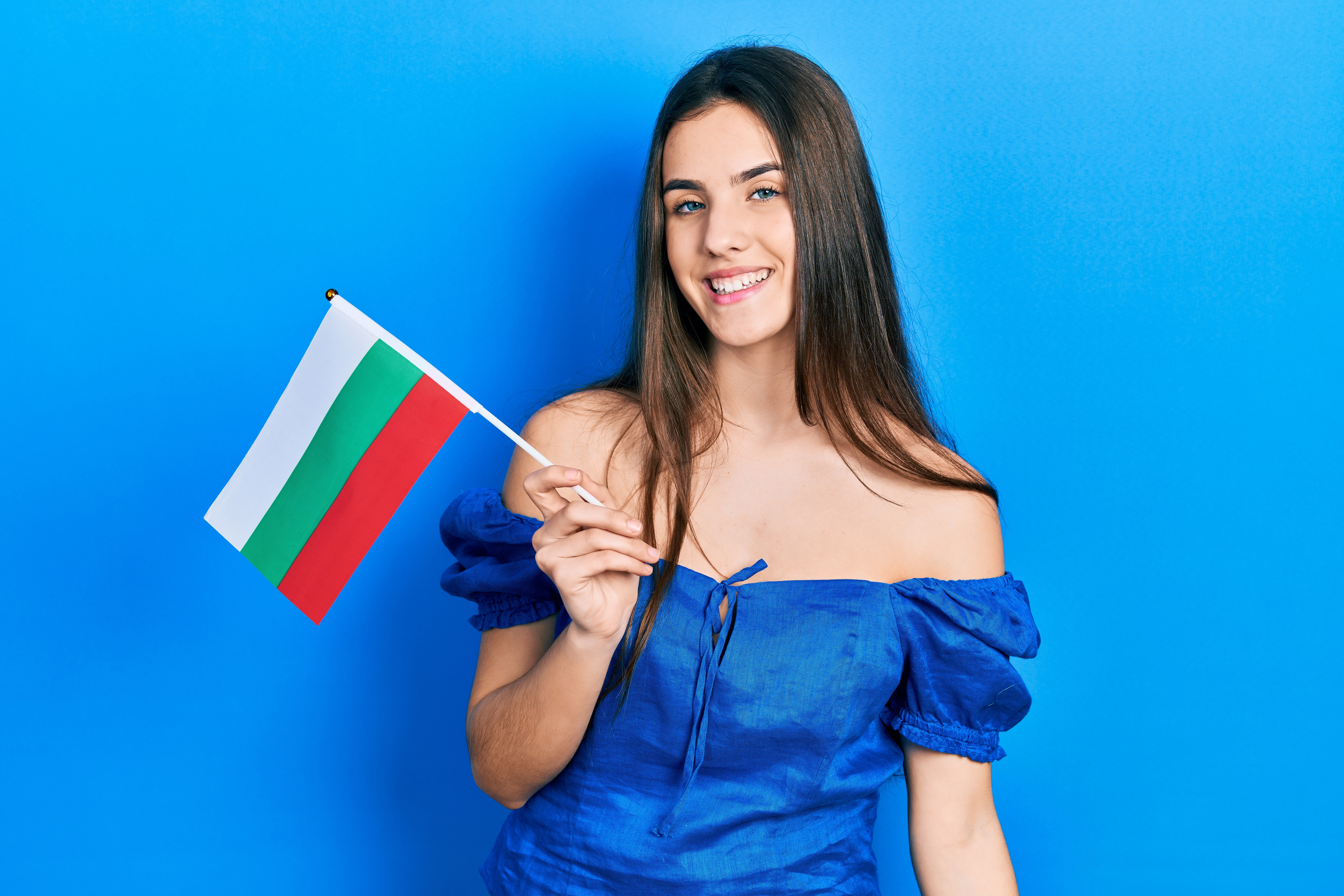 Девушка с флагом Болгарии, где она может получить гражданство