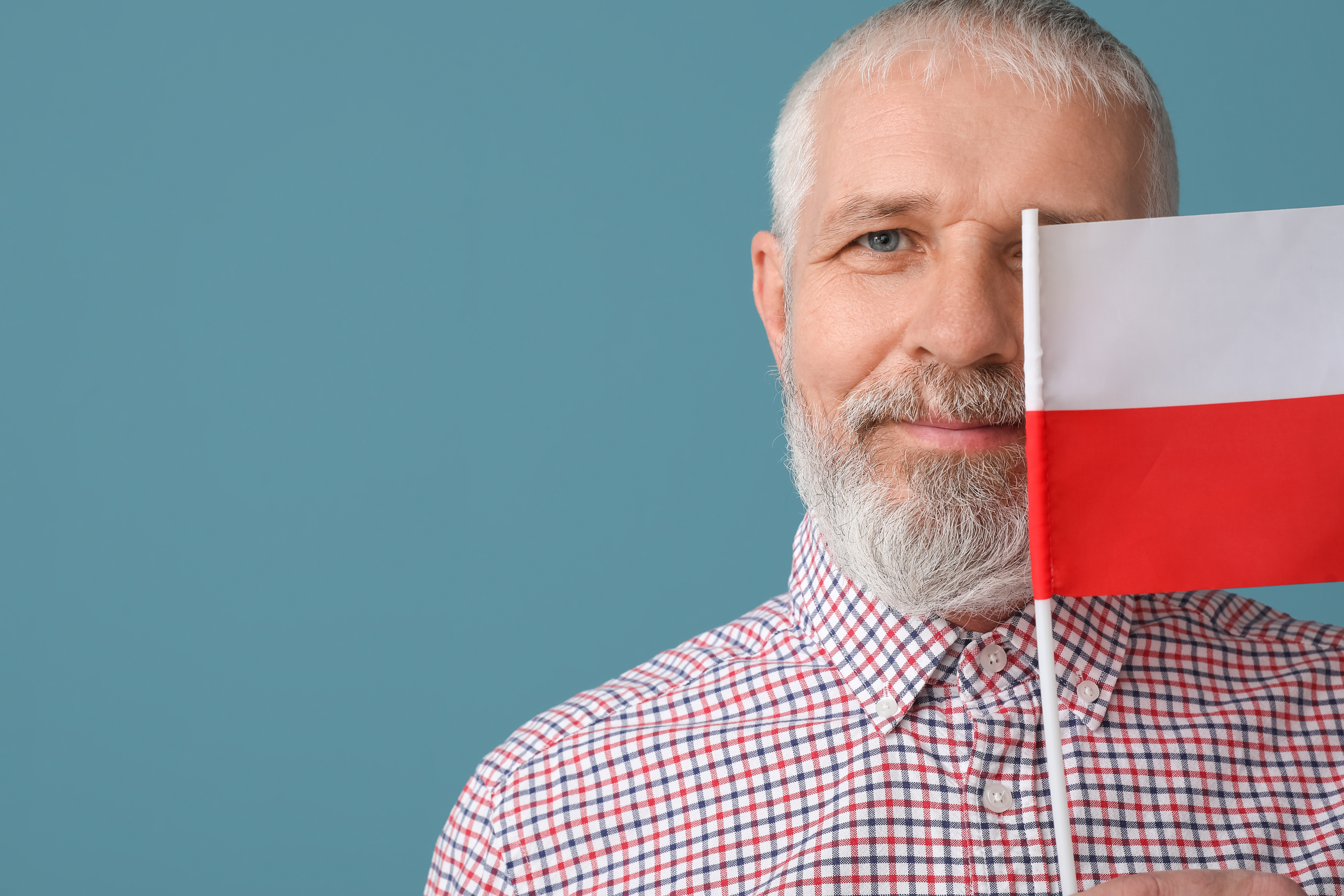 Мужчина с флагом Польши, где он получил карту сталего побыту