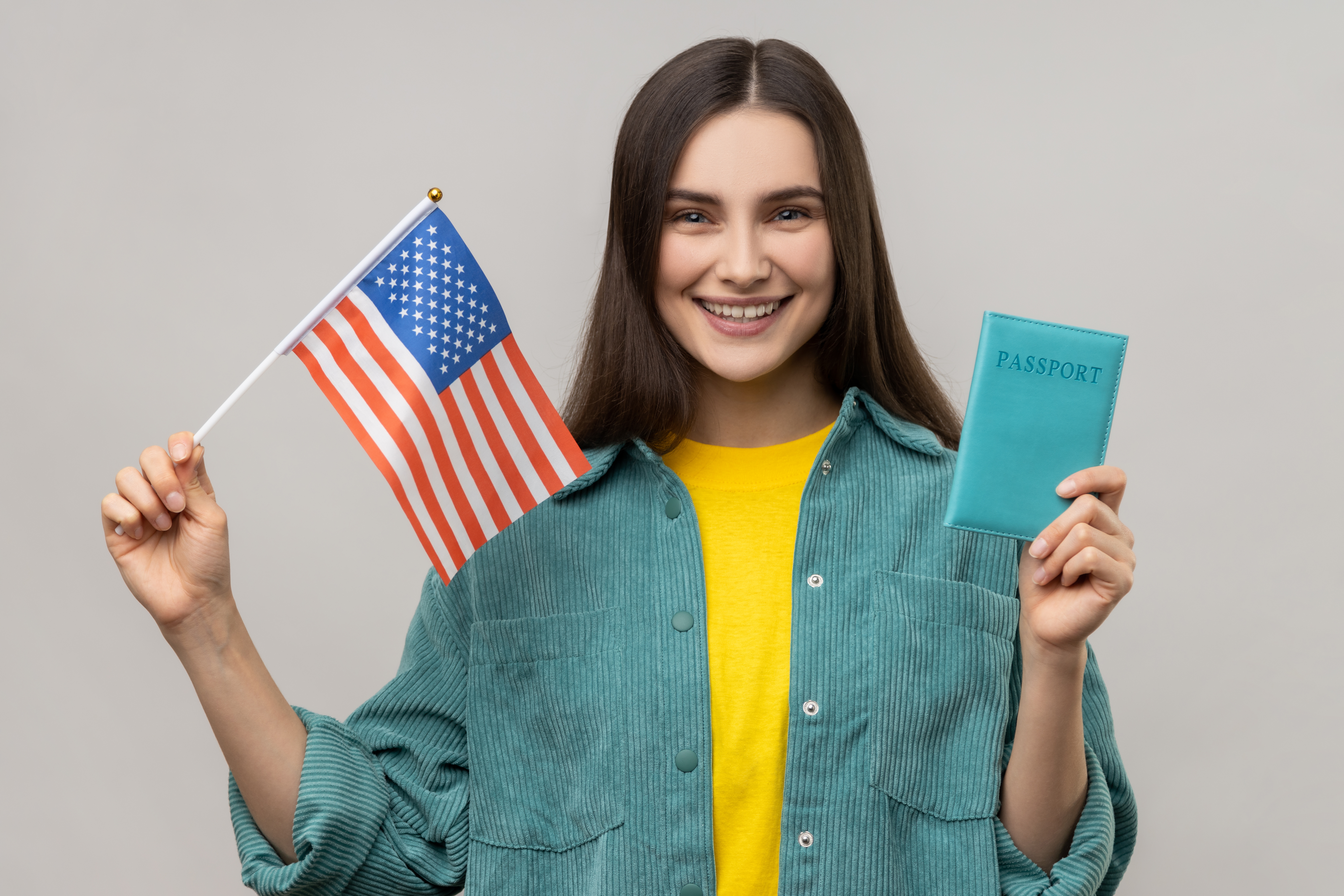 Девушка с паспортом и флагом США