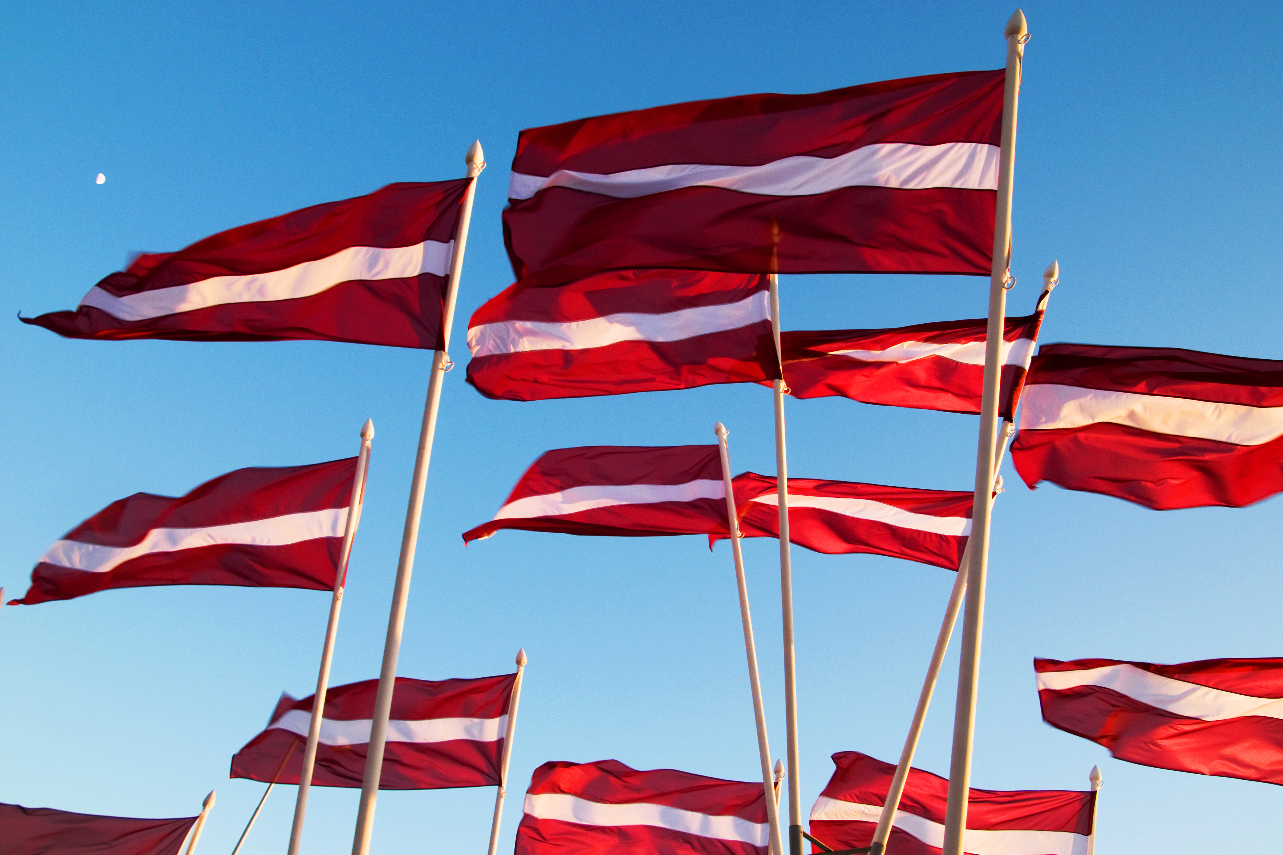 Флаги Латвии, где гражданство иностранцы могут получить