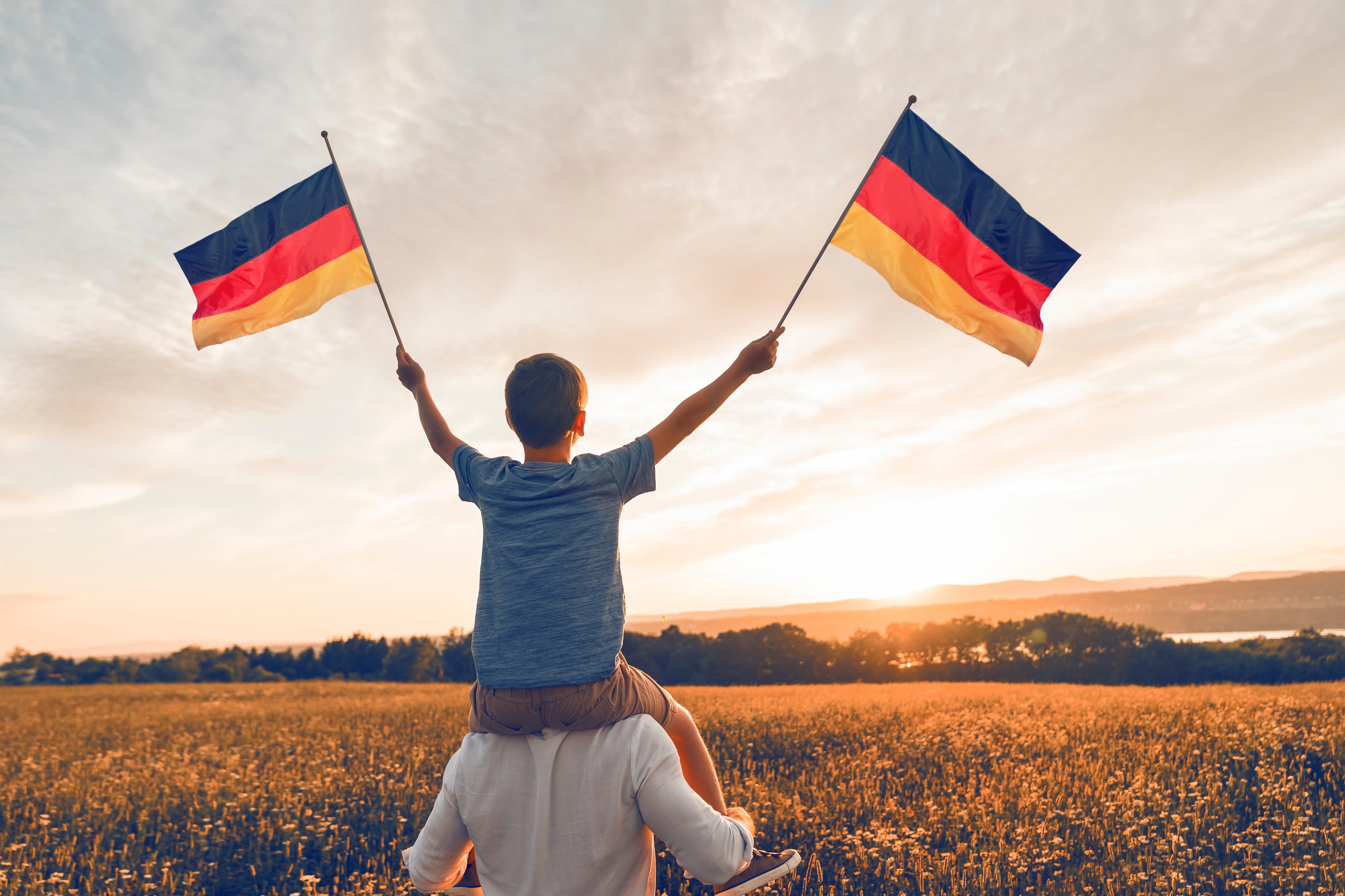 Люди с флагами Германии