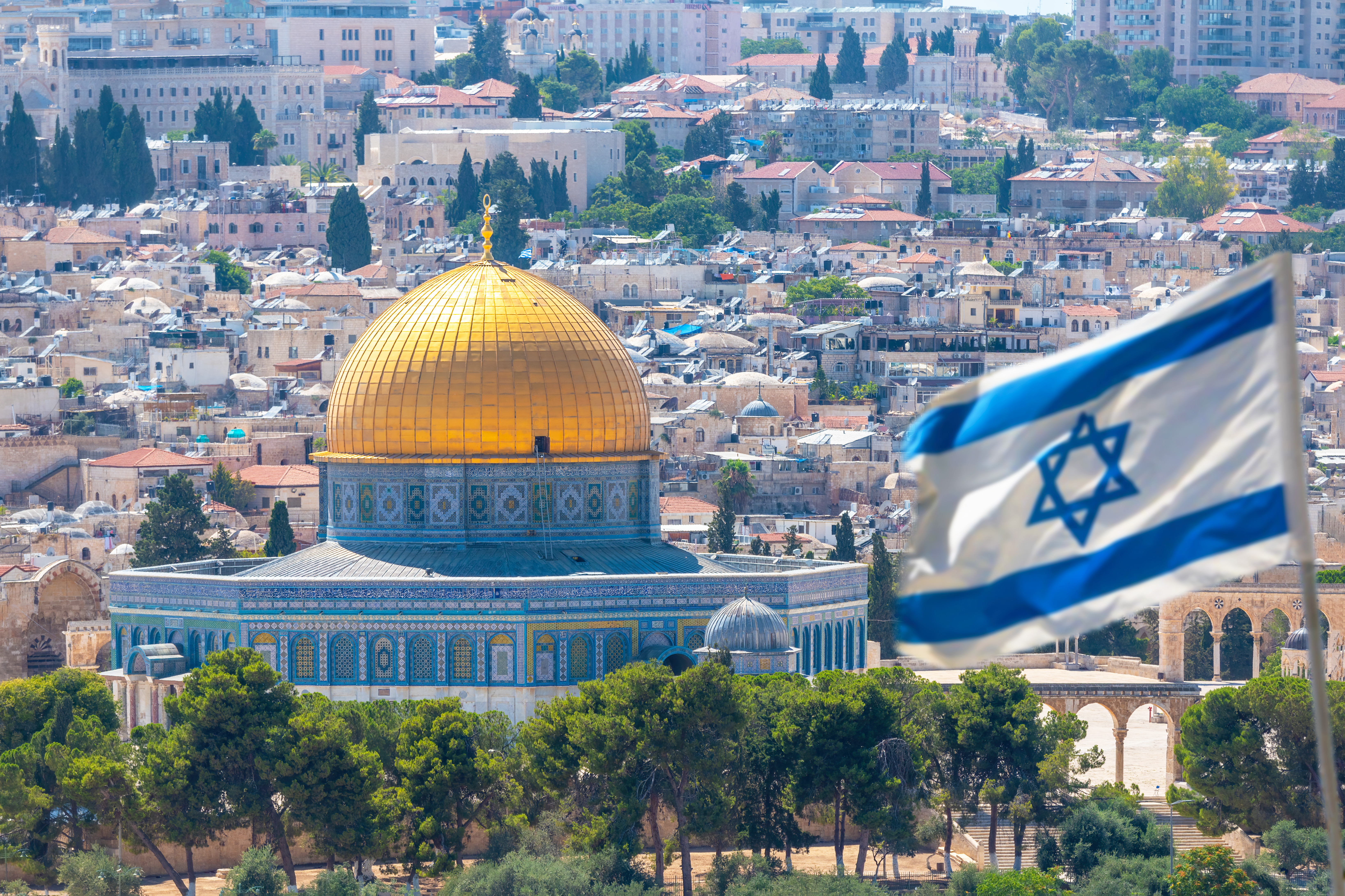 Флаг на фоне Израиля, где иностранцы могут получить гражданство