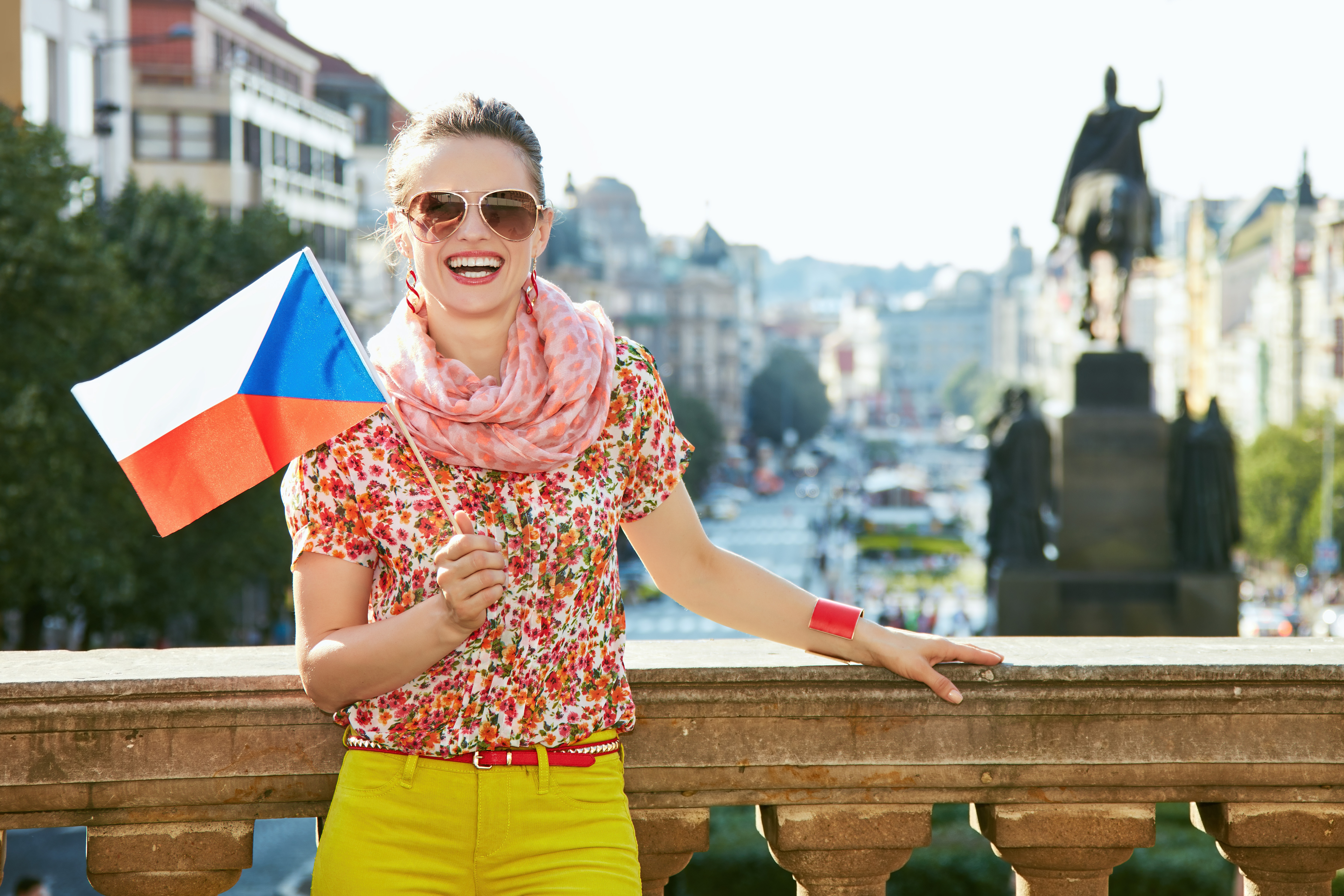 Иностранка с флагом Чехии, где она может получить гражданство