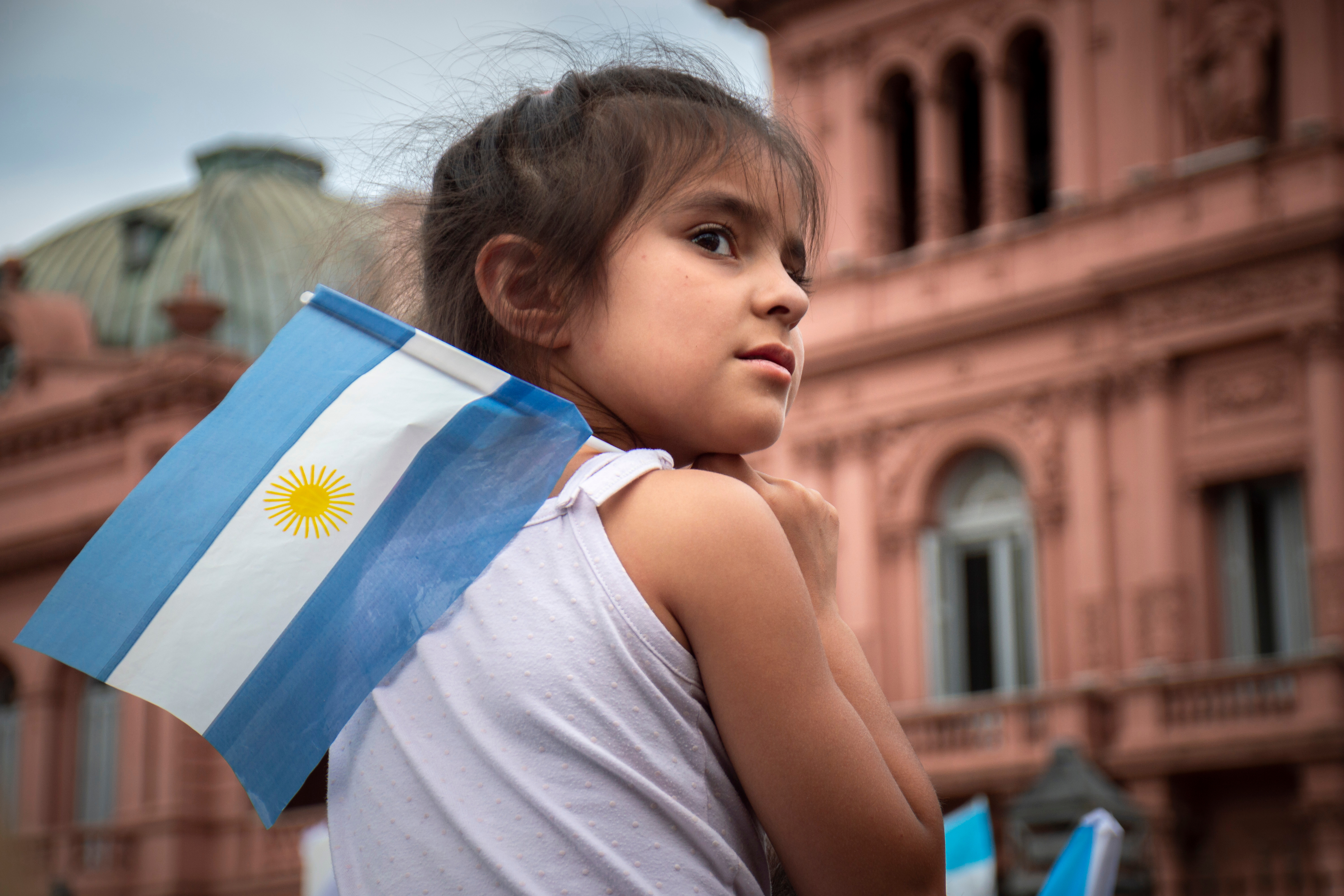 Девочка с флагом Аргентины, где она может получить гражданство