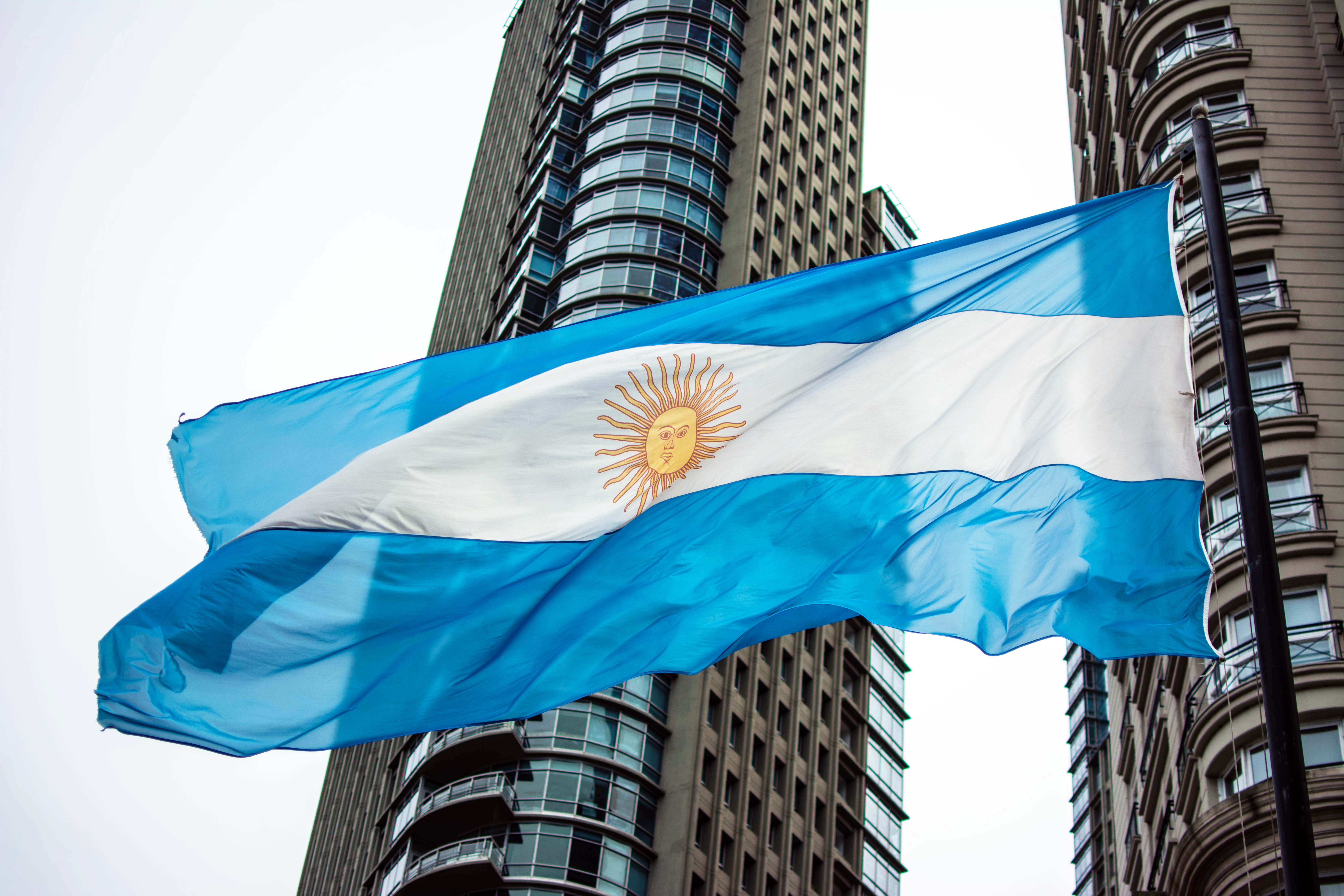Вид на флаг Аргентины, гражданство которой могут получить иностранцы