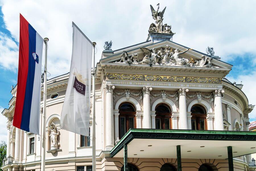 Флаг в Словении, где получить гражданство могут иностранцы