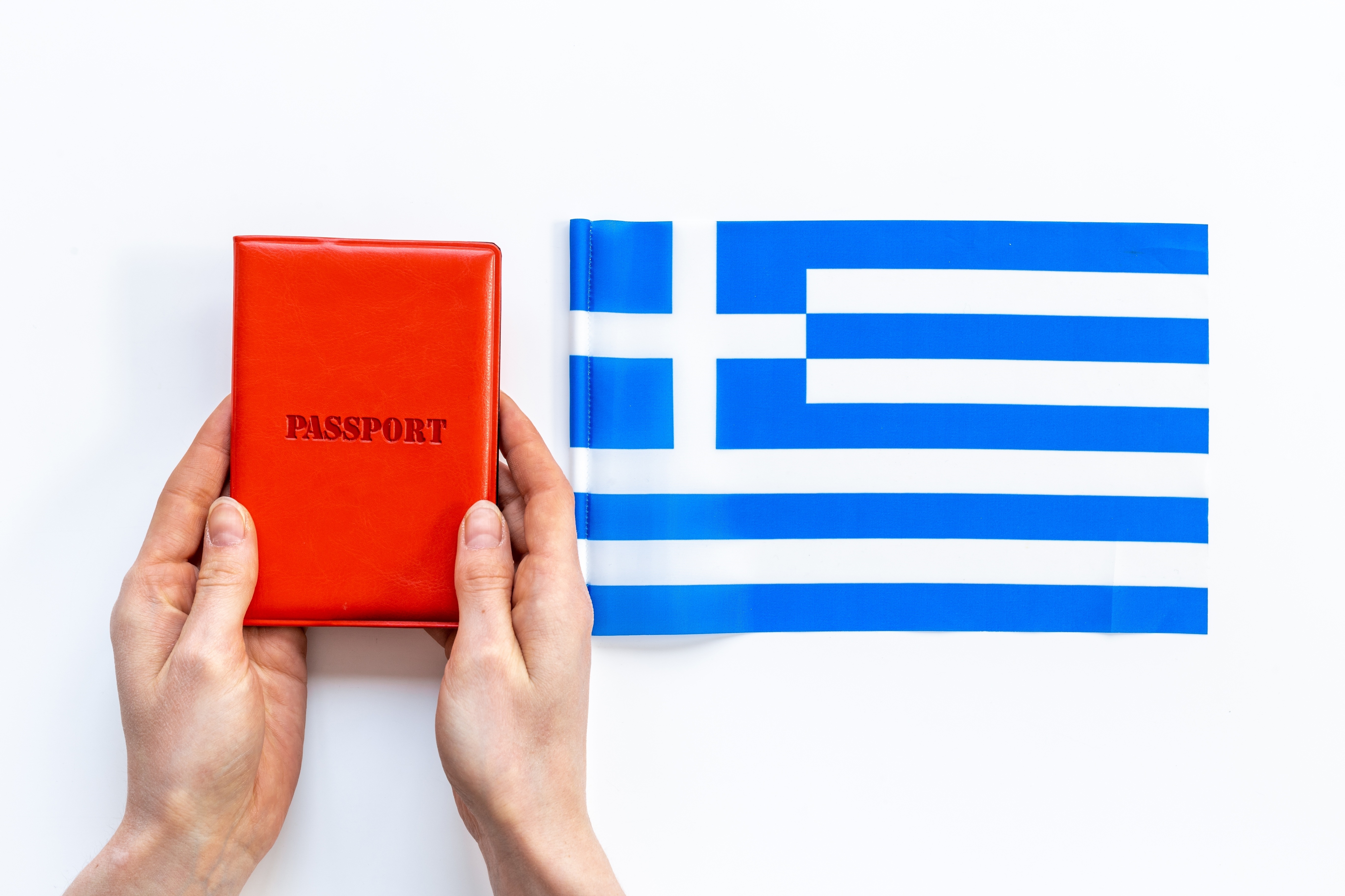 Паспорт и флаг Греции, где оформить гражданство могут иностранцы