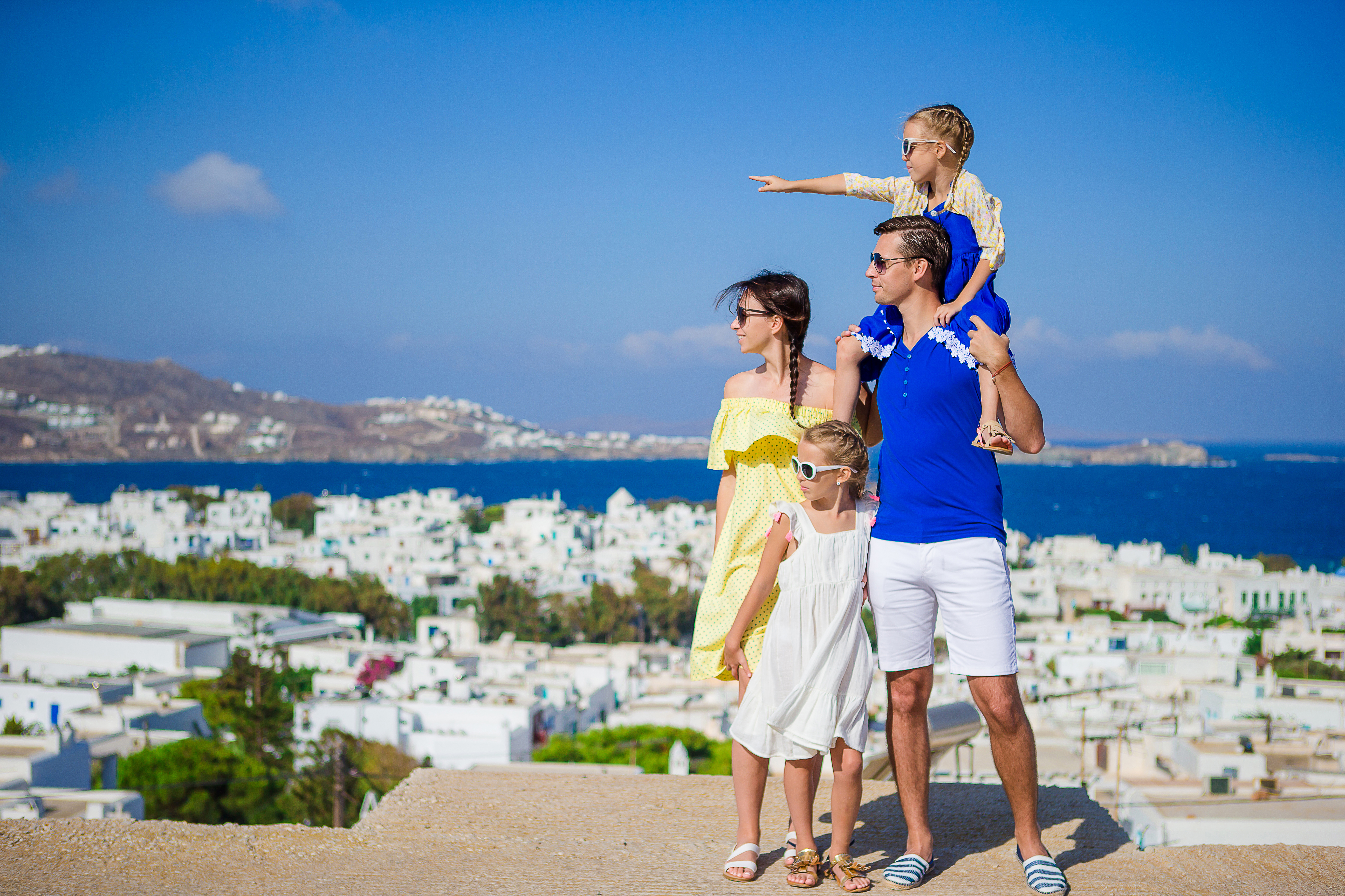 Семья в Греции, куда могут переехать иностранцы